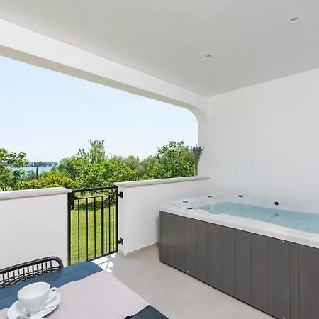 Saladinka With Whirlpool Πόρετς