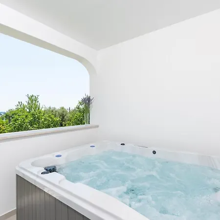 Σπίτι διακοπών Saladinka With Whirlpool Πόρετς