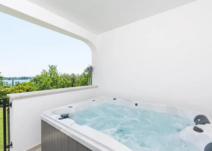 Feriehus Saladinka With Whirlpool Poreč