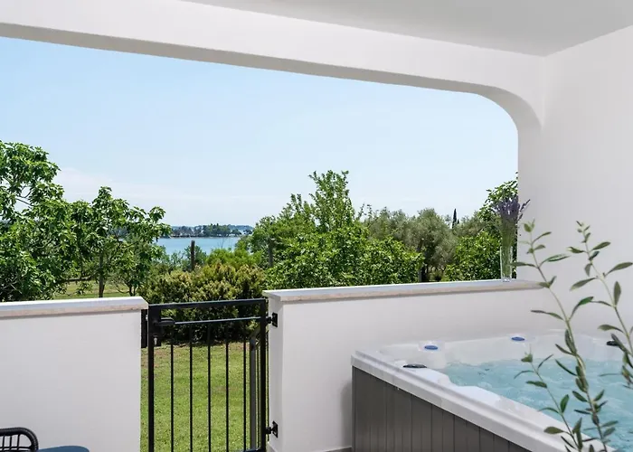 Saladinka With Whirlpool * Πόρετς